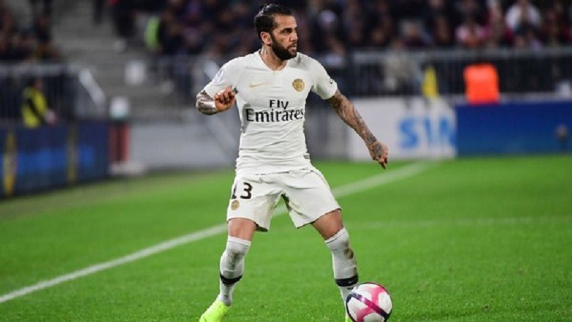 Dani Alves répond aux critiques envoyées à Neymar et revient sur une altercation avec Cavani