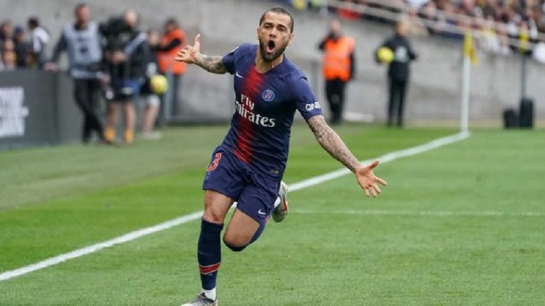 Dani Alves laisse traîner sa prolongation au PSG et pourrait écouter d'autres offres, selon Le Parisien