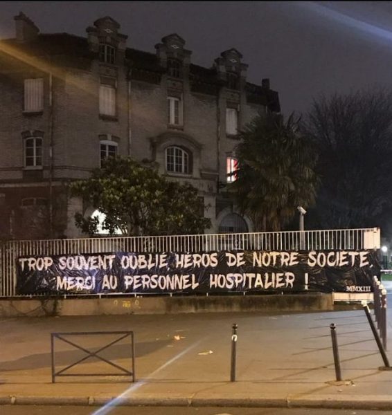Parias Cohortis, groupe du Collectif Ultras Paris, envoie un message de soutien au « personnel hospitalier »