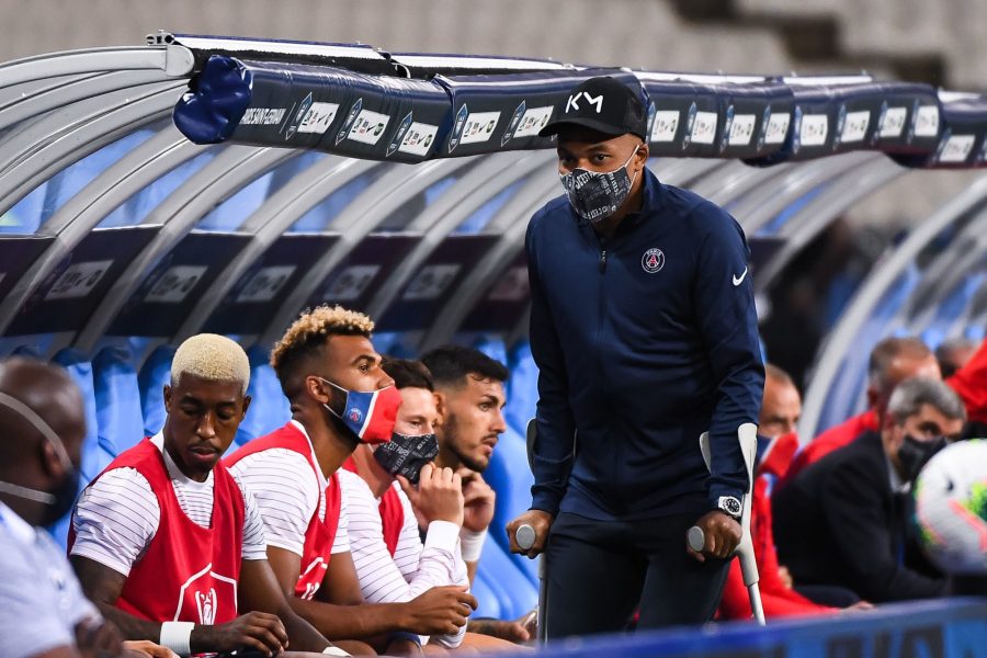 PSG/Saint-Etienne - Kylian Mbappé est revenu sur le banc avec des béquilles