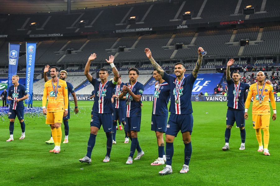 Edinson Cavani félicite le PSG après la victoire en Coupe de France