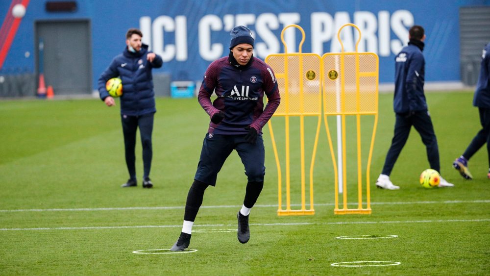 Les images du PSG ce lundi: Les parisiens au travail, le JT .https://www.instagram.com/p/CJnRiooIMQV/