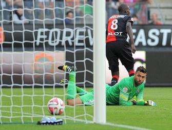 Salvatore-Sirigu-regarde-le-ballon-filer-dans-son-but-devant-Abdoulaye-Doucoure.-Paris-concede-son-3e-nul-en-autant-de-matches-a-l-exterieur_full_article_diapo