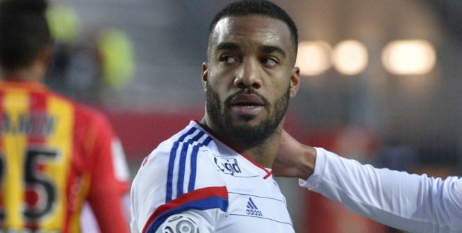 Mercato - Lacazette et son agent ont décidé "de ne rien dire actuellement"