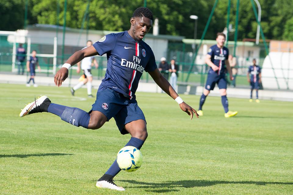 Dylan Batubinsika signe son premier contrat professionnel avec le PSG