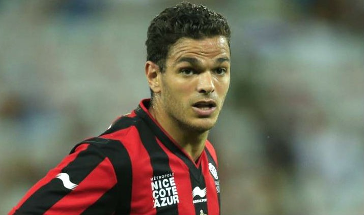 Benarbia Ben Arfa En allant au PSG, il a la Champions League, il a un bon contrat, il reste en France