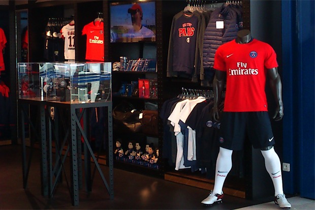 Le PSG ferme le Megastore de 14 à 18h le mardi 26 juillet afin de présenter le maillot "extérieur" 2016-2017