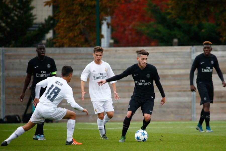 Le jeune milieu Nathan Epaillard signe son premier contrat professionnel au PSG