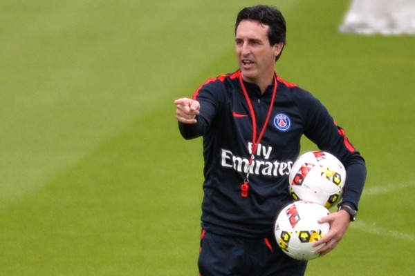 Les joueurs parisiens découvrent au fil des semaines les nouvelles règles de vie édictées par Unai Emery. Avec, parfois, de bonnes surprises à la clé. Vendredi, par exemple, ils ont appris qu'il n'y aurait pas de mise au vert avant le match contre Metz demain soir. Le rassemblement est seulement fixé demain à la mi-journée dans un hôtel de l'Ouest parisien. Une manière pour le nouveau staff du PSG de responsabiliser les joueurs tout en leur accordant une certaine liberté lors des veilles de match à domicile. Le rituel de la mise au vert était en vigueur depuis plusieurs années au PSG, du temps de Laurent Blanc comme de Carlo Ancelotti. Il avait notamment pour but de contrôler l'hygiène de vie des joueurs, au moins dans les vingt-quatre heures précédant les rencontres. Reste maintenant à savoir combien de temps ce nouveau régime, accueilli bien sûr positivement par les Parisiens, pourra perdurer.