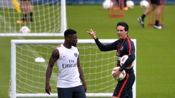 Emery répond l'intérêt du Barça pour Aurier il est jeune et il a beaucoup de capacités, mais il est au PSG"