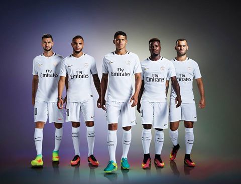 Le PSG officialise son maillot third, blanc avec quelques traits noirs