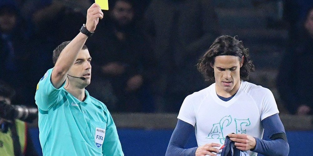 Edinson Cavani carton jaune hommage Chapencoense