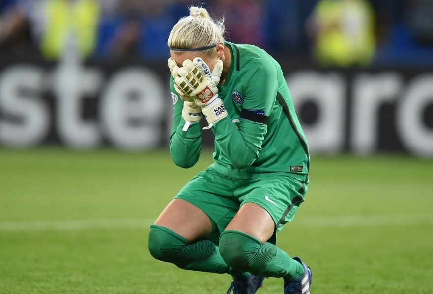 Féminines - Le beau soutien des supporters parisiens à Katarzyna Kiedrzynek après la défaite.jpg