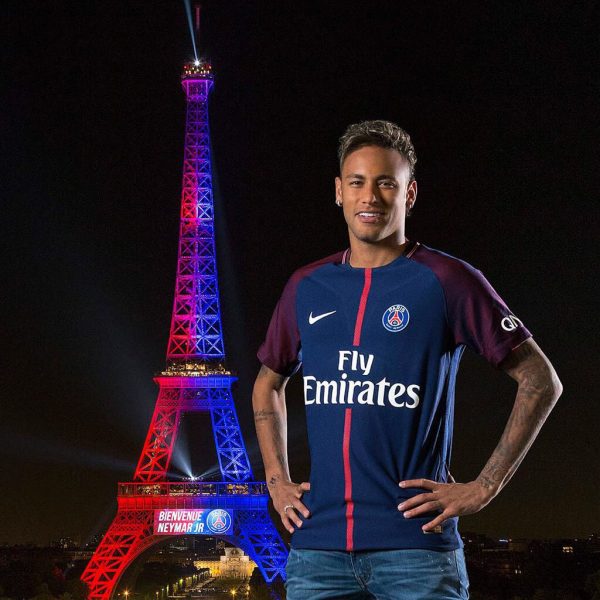 Neymar se dit "vraiment ému" d'avoir les lumières de la Tour Eiffel en son honneur