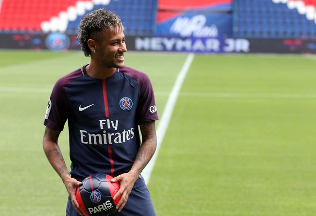 Neymar pourrait être contraint à attendre la 3e journée de Ligue 1 pour jouer, explique RMC