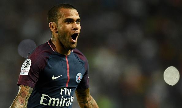 Dani Alves répond à Forlan ferme ta bouche et arrête d'utiliser mon nom