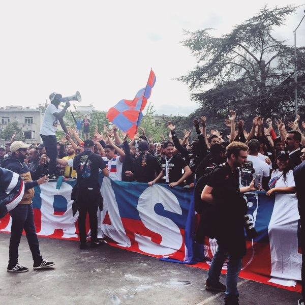 Discussion entre le CUP et le PSG pour une tribune sans siège au Parc des Princes, selon SFR Sport