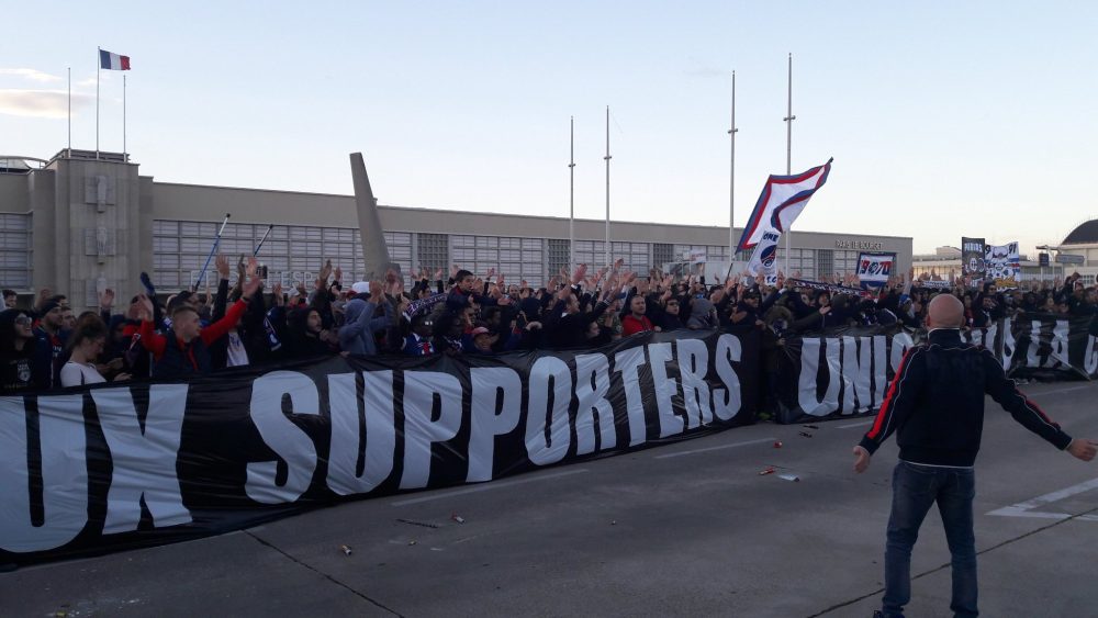 OM.PSG - 500 supporters du PSG ont encouragé les joueurs à leur départ ce samedi