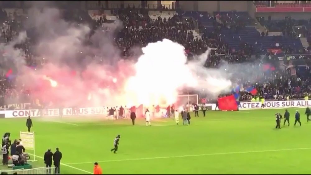 Le PSG espère une sanction contre l'OL suite à l'utilisation de fumigènes de ses supporters, écrit L'Equipe