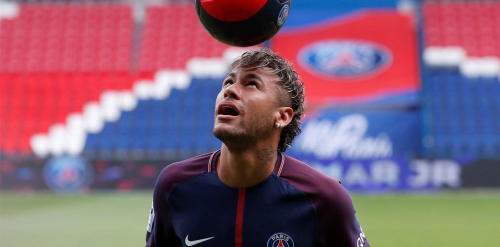 Neymar dribbles PSG