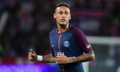 Neymar opéré ce weekend, accompagné par Maxwell et de retour dans environ 2 mois, indique RMC  