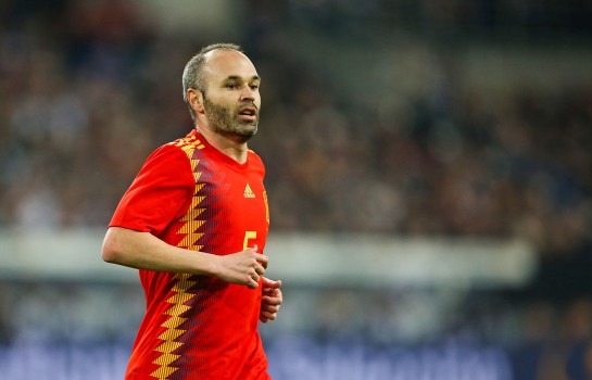 Mercato - Iniesta, évoqué comme cible du PSG, fait savoir qu'il ne jouera plus en Europe