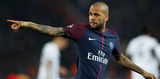 Dani Alves va être opéré à Paris et débutera sa rééducation à Barcelone, d'après Isabela Pagliari