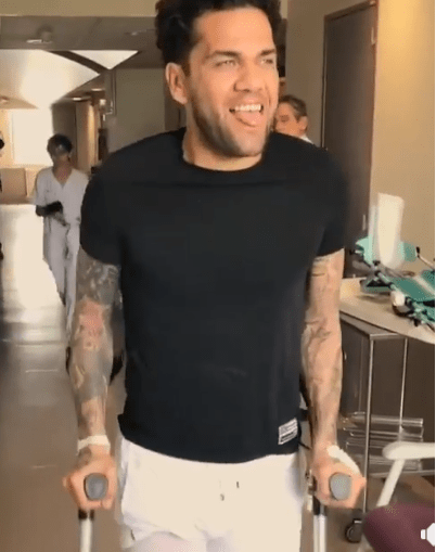 Dani Alves avance "despacito" et avec le sourire après son opération