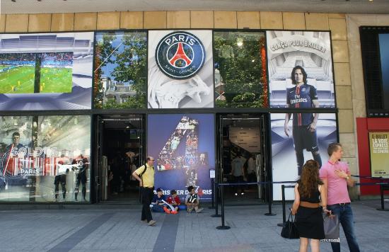 Des Ultras du PSG ont défendu la boutique du club face à des casseurs