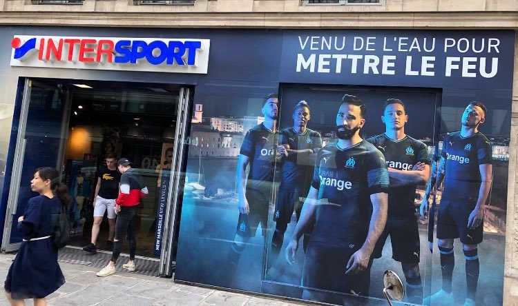 La devanture d'Intersport arrachée