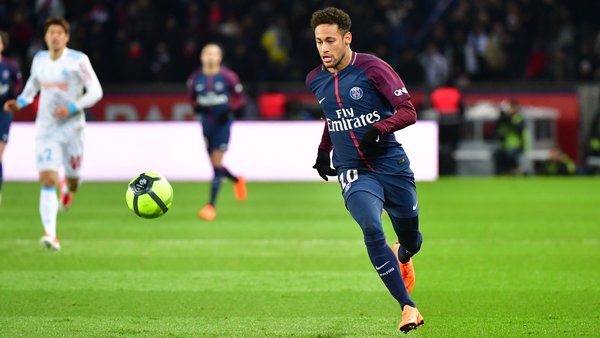 Neymar se sent bien à Paris. Il n'a aucune raison de partir, confie sa mère