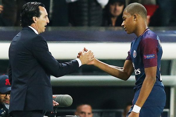 Unai Emery félicite ses joueurs de Séville et du PSG qui sont champions du monde