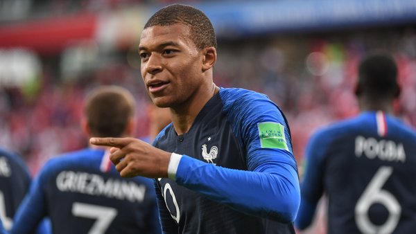 Une grande affiche de Kylian Mbappé a été placée à l'entrée de Bondy