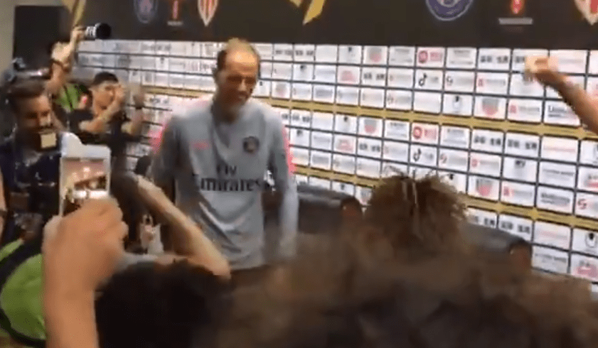 Thomas Tuchel chante en conférence de presse pour son bizutage, une superbe scène