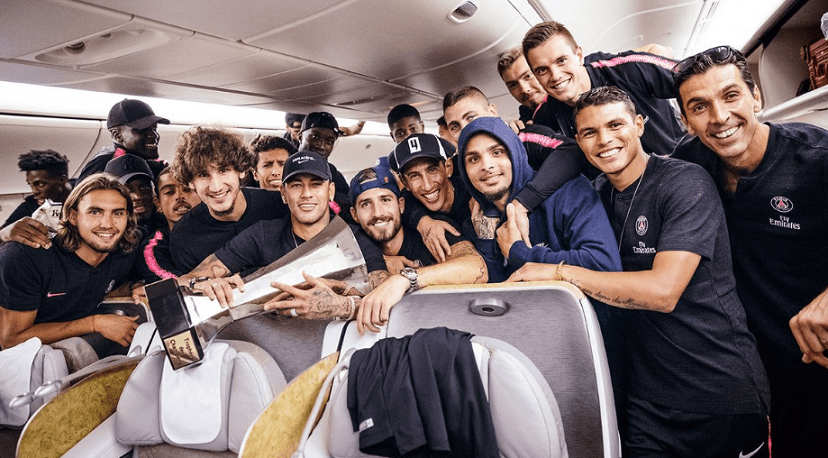 Les images du PSG ce dimanche : Trophée et voyage