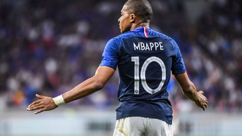 Mbappé aide un enfant qui a perdu sa mère dans un effondrement d'immeuble à le rencontrer