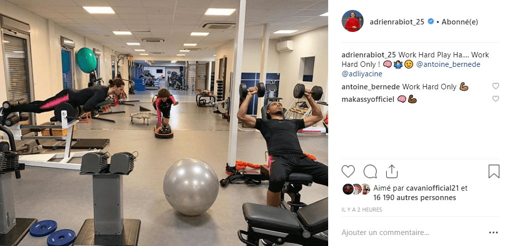 Adrien Rabiot et Antoine Bernède s'amusent de leur situation avec une image