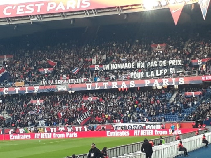 La banderole des supporters du PSG contre la décision de la LFP de sanctionner le FC Nantes