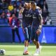 Ce matin, juste avant le choc qui opposera ce soir le Paris Saint-Germain à Manchester United au Parc des Princes (21h, 8e de finale retour de Ligue des Champions), Le Figaro a décidé de revenir sur la concurrence entre les deux portiers franciliens : Alphonse Areola (25 ans) et Gianluigi Buffon (40 ans). Le média met ainsi en exergue la réussite du club de la capitale en soulignant l'excellente cohabitation des deux hommes.“Il est parfois de bon ton de ne pas perdre la mémoire. Souvenez-vous du discours de quelques mauvaises langues l’été dernier qui prédisaient une guerre à couteaux tirés dans le vestiaire du PSG entre Buffon et Areola. Qu’avait donc fait le PSG, aveuglé par le clinquant et le marketing au point de mettre dans les pattes d’un produit du club « un vieillard en bout de course » ? Inutile de dire qu’au fil du temps les voix discordantes se sont éteintes pour laisser place à une vérité. La cohabitation des deux portiers s’avère, pour le moment, une vraie réussite.”Une concurrence saine.Il est vrai que lorsque la rumeur envoyant Gianluigi Buffon a fait son apparition, beaucoup étaient dubitatifs quant à ce que pourrait apporter, sportivement, la légende transalpine au sein du Paris Saint-Germain. Près de huit mois plus tard, cette réserve semble s'être envoler : le PSG a réalisé un coup de maitre en parvenant à attirer un tel joueur dans ses filets. En plus de se trouver à un niveau excellent, la légende transalpine apporte aussi considérablement hors du terrain. C'est également pour cela que la concurrence avec Areola est aussi bonne.Ce soir, l'Italien sera logiquement titulaire contre Manchester United et on s'attend à ce qu'il apporte, comme à son habitude, une tranquillité sereine à sa défense. Sur ce point, le titi parisien a, d'ailleurs, énormément à apprendre de sa part.