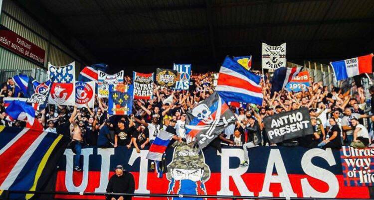 PSG/OM - Grêve des tribunes pendant 30 minutes et messages déployés par le Collectif Ultras Paris