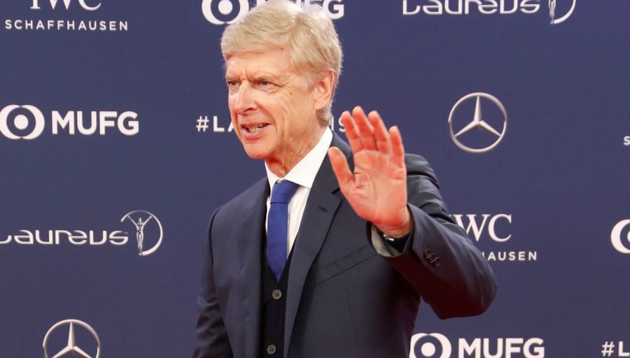 Wenger est bien contacté par la FIFA mais "privilégie" un avenir en club, indique L'Equipe