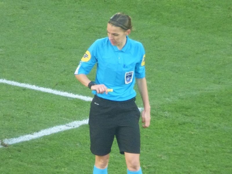 Ligue 1 - La FFF annonce qu'un match sera (enfin) arbitré par une femme arbitre ce week-end