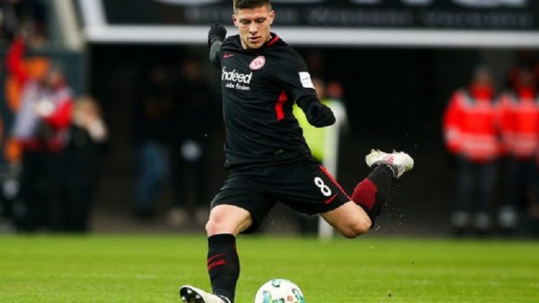 Mercato - Jovic est encore loin de la Liga et pourrait signer au PSG ou au Bayern Munich selon Sport