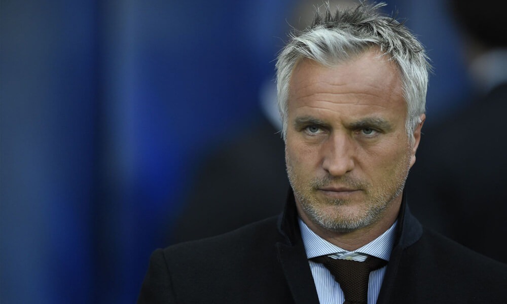 Ginola critique le manque d'anciens dans la direction du PSG et se dit prêt à y prendre une place