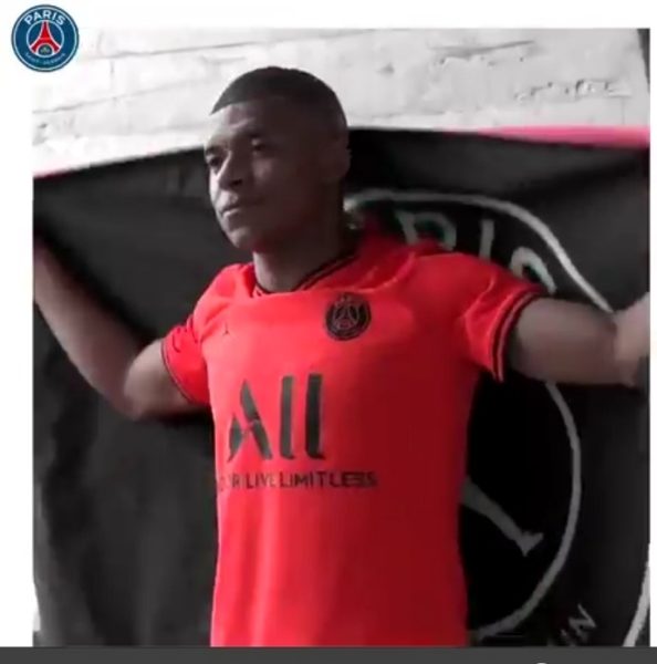 Officiel – Le PSG présente son maillot extérieur pour la saison 2019-2020