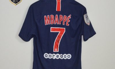 Mbappé offre un maillot dédicacé pour que l'association Les Petites Bosses puisse le mettre aux enchères