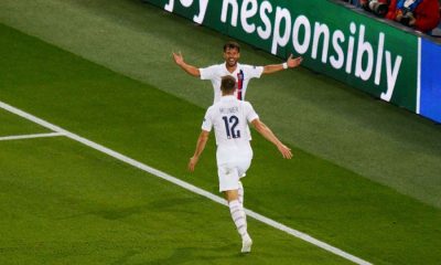 Thomas Meunier s'amuse avec un supporter dont il a détruit le pari avec son but contre le Real Madrid