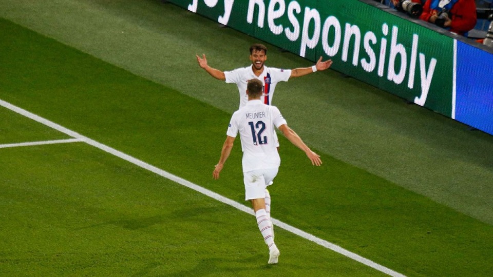 Thomas Meunier s'amuse avec un supporter dont il a détruit le pari avec son but contre le Real Madrid