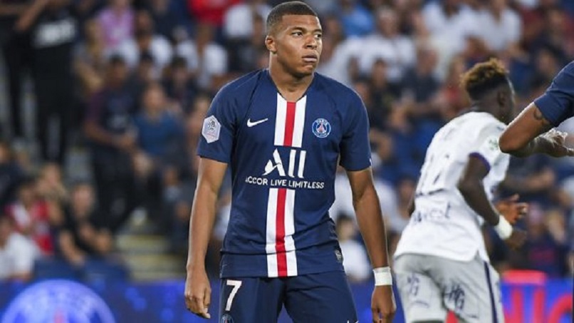 Un supporter a pris une amende de 1 500 euros pour être venu prendre un selfie avec Mbappé durant Toulouse/PSG