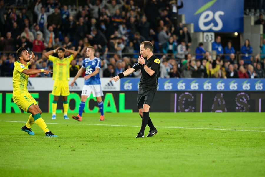 Pau/PSG - Les statistiques de l'arbitre de la rencontre : très peu de jaunes, mais pas peur du rouge ou des penalty